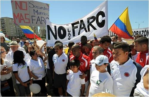 Jorge Luis Pinto, director técnico de la Selección Colombia, se unió con varios integrantes del equipo de fútbol a los colombianos que en Montevideo, Uruguay, salieron a las calles a marchar protestar contra las Farc. 