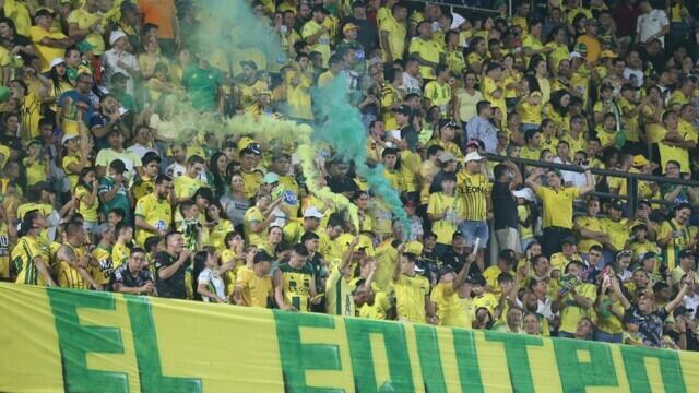 Hinchada del Atlético Bucaramanga en la fecha 6 del cuadrangular A ante Pereira.