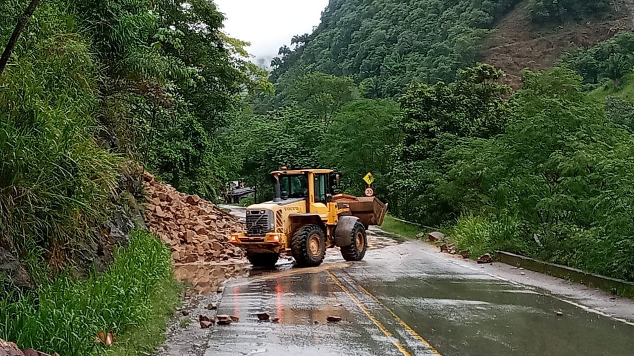 Deslizamiento de tierra sobre la vía entre La Felisa y La Pintada.