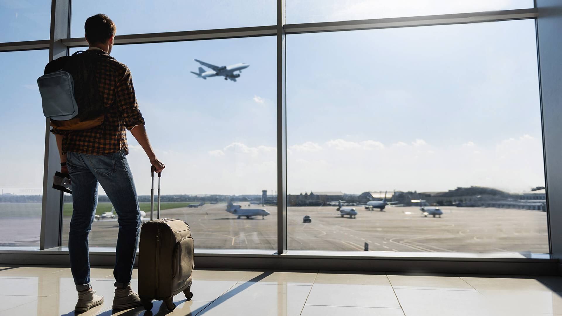 Es mejor reservar los tiquetes y el alojamiento con tiempo y procurar usar las tarjetas de crédito.