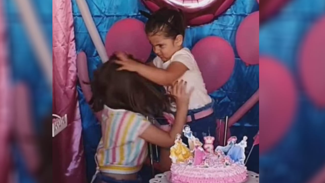 ¿Son hermanas? Todo sobre la mechoneada en fiesta de cumpleaños de niña viral en internet