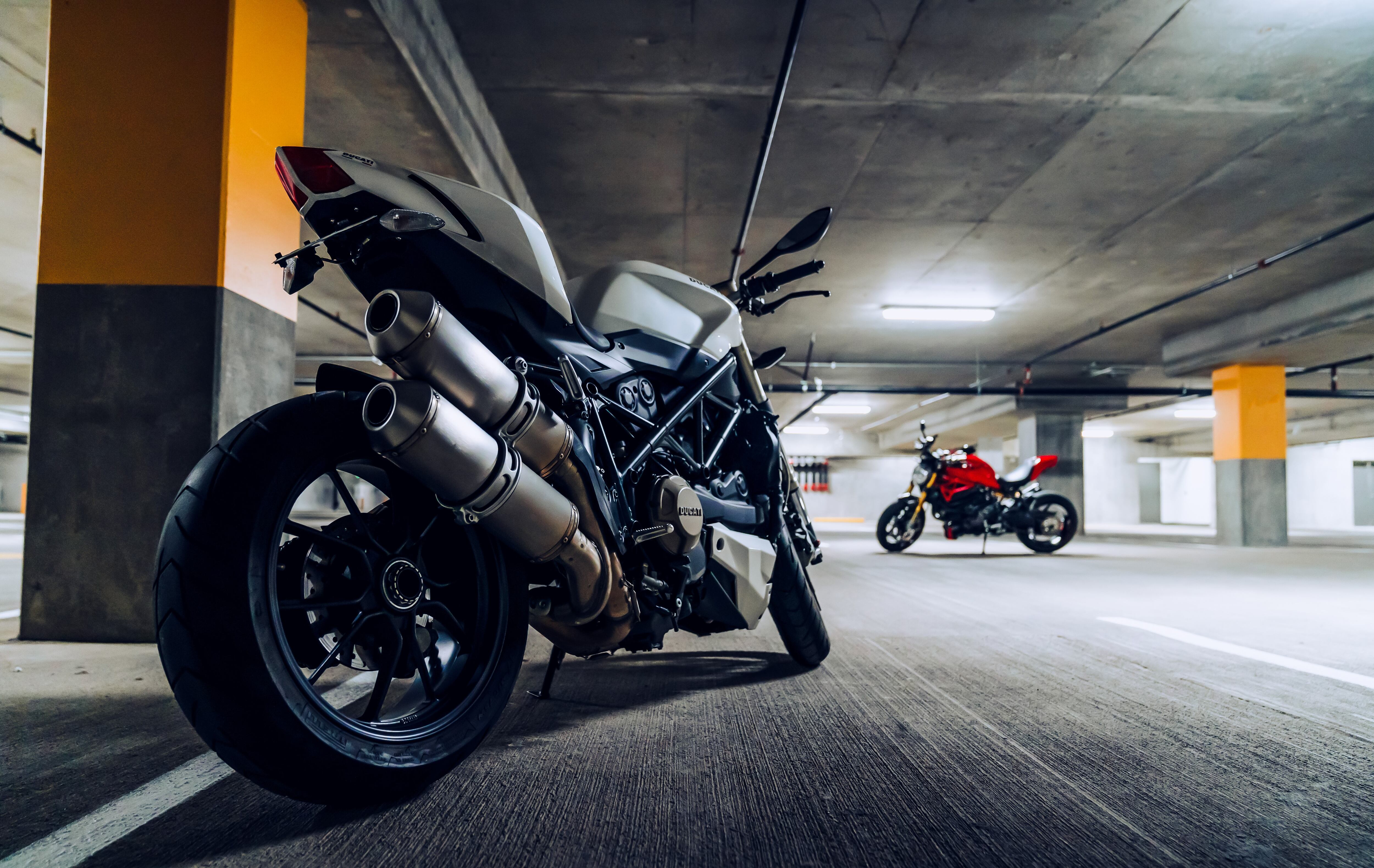 Los motociclistas deben cumplir con las normas de seguridad para su protección y la del resto de personas y conductores a su alrededor.