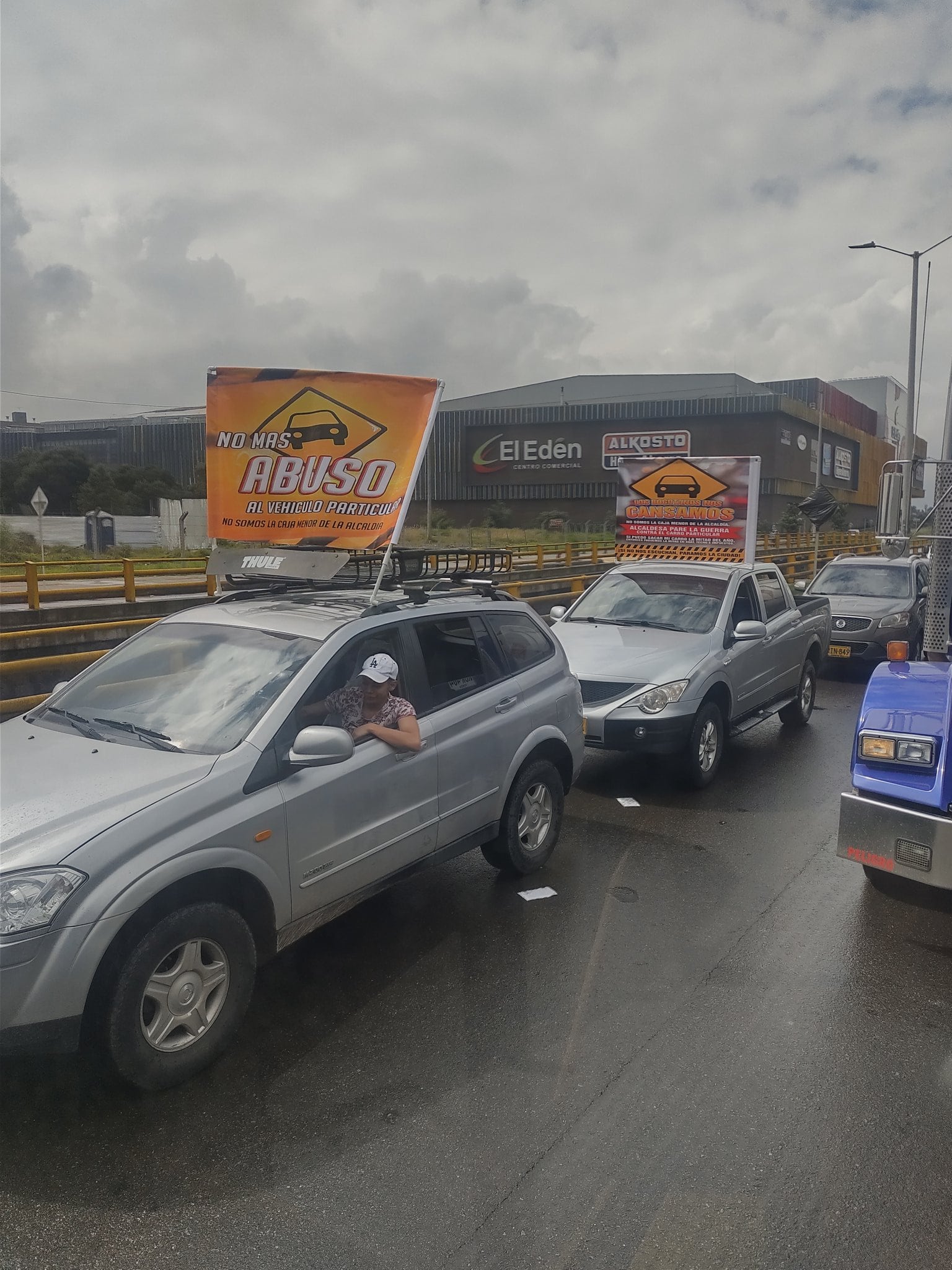 Manifestantes en contra del pico y placa en la Avenida Boyacá.