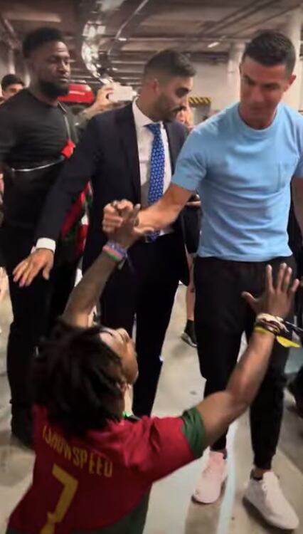 Speed se arrodilla ante Cristiano Ronaldo cuando lo conoce