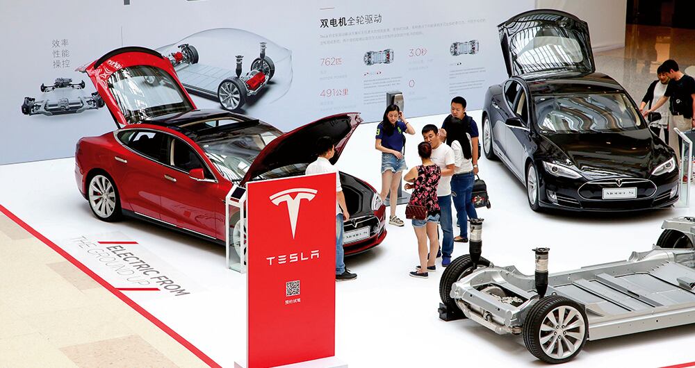   Tesla vendió 10.740 millones de dólares en 2020 y fabricó unos 500.000 vehículos. Su acción no ha parado de crecer en el último año, pese a que sus utilidades no van al mismo ritmo.