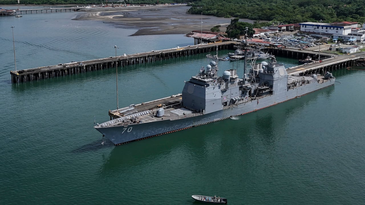 El buque de guerra USS Lake Erie de la Armada de los Estados Unidos atraca en el Canal de Panamá, en la Base Naval Vasco Núñez de Balboa, en la Ciudad de Panamá, el viernes 29 de agosto de 2025. (Foto AP/Matias Delacroix)