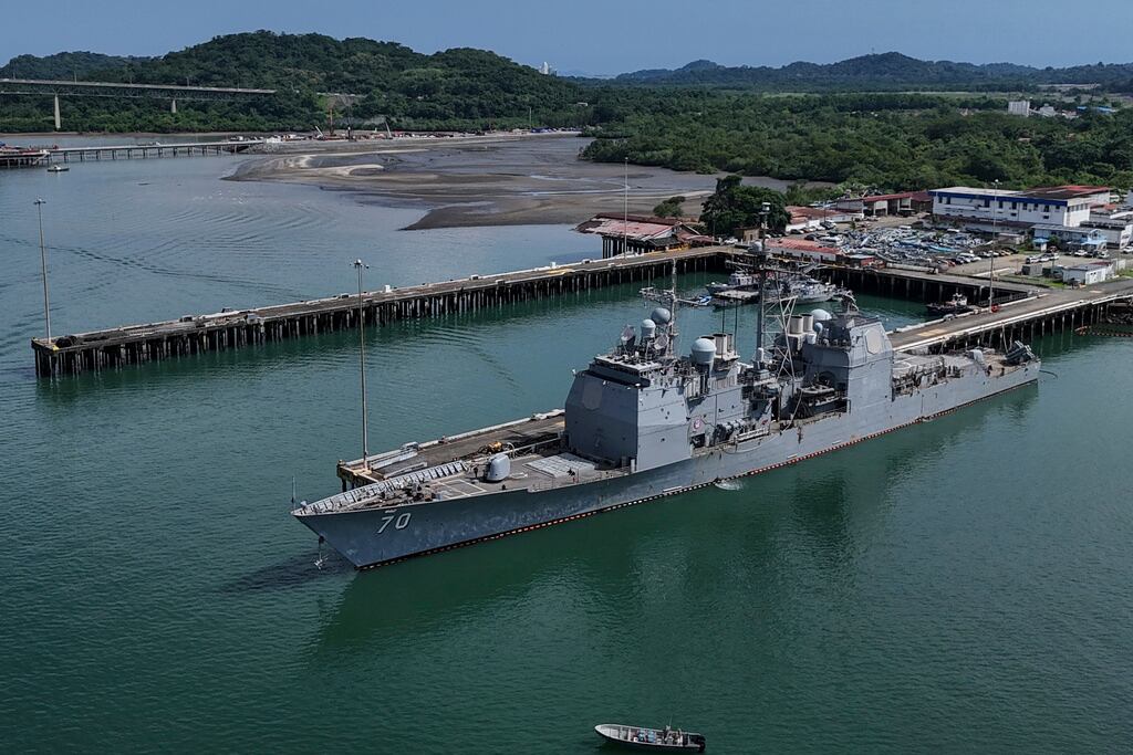 El buque de guerra USS Lake Erie de la Armada de los Estados Unidos atraca en el Canal de Panamá, en la Base Naval Vasco Núñez de Balboa, en la Ciudad de Panamá, el viernes 29 de agosto de 2025. (Foto AP/Matias Delacroix)
