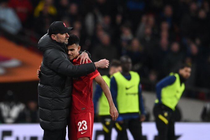 El DT Jürgen Klopp abraza a Luis Díaz durante un juego del Liverpool.