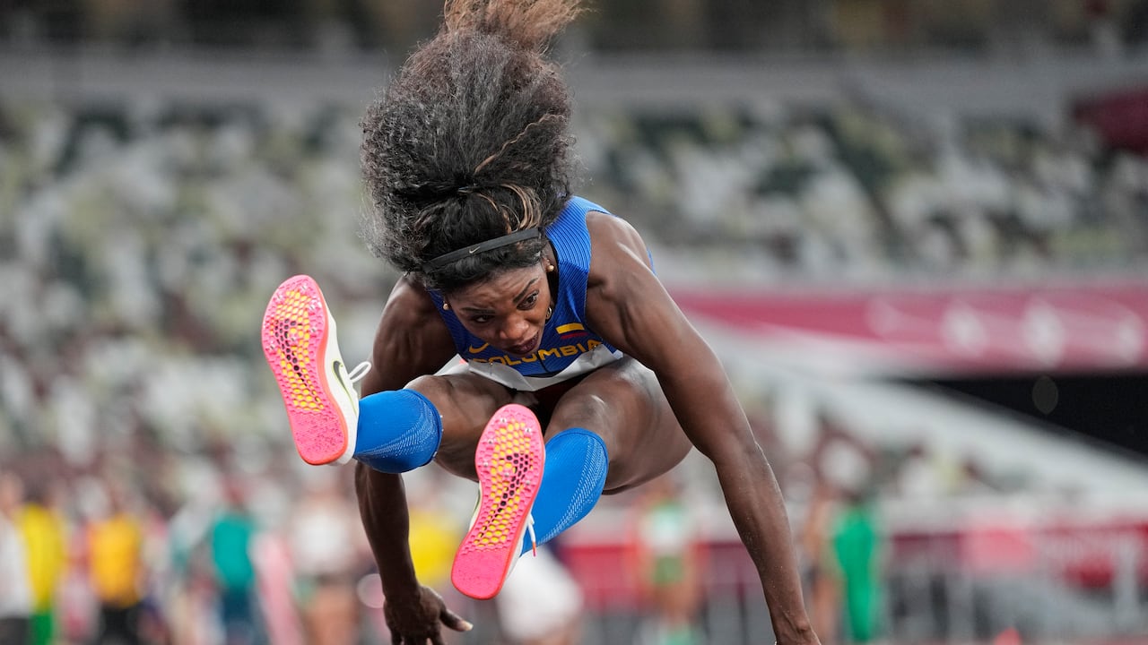 Caterine Ibarguen, de Colombia, compite en las rondas clasificatorias del triple salto femenino en los Juegos Olímpicos de Verano 2020, el viernes 30 de julio de 2021, en Tokio.