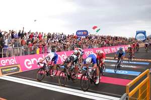 El embalaje final en la etapa 4 del Giro de Italia.