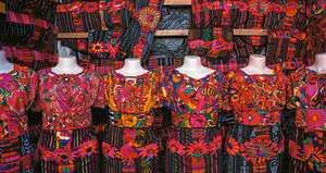 Los huipiles, trajes típicos de Guatemala
que se consiguen en el mercado de
Chichicastenango, tienen patrones
relativos a la cultura maya que incluyen
el sol y las flores