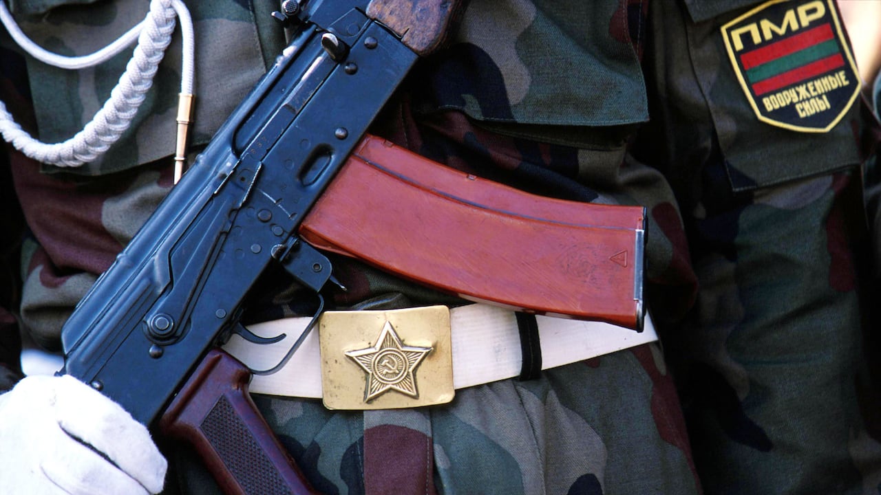 Miembro del ejército de Transnistria portando un arma. (Photo by Yoray Liberman/Getty Images)