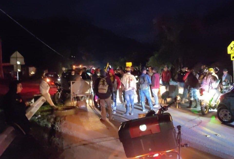 Manifestantes piden ser escuchados.