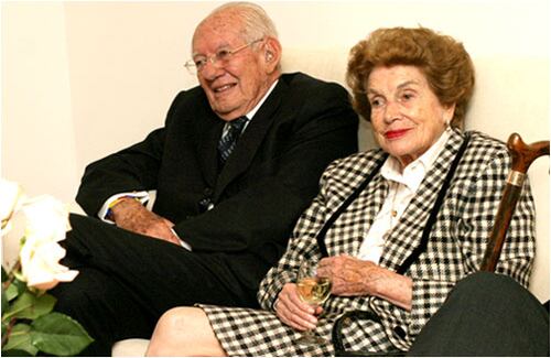 Imagen reciente con su esposa cecilia Caballero.