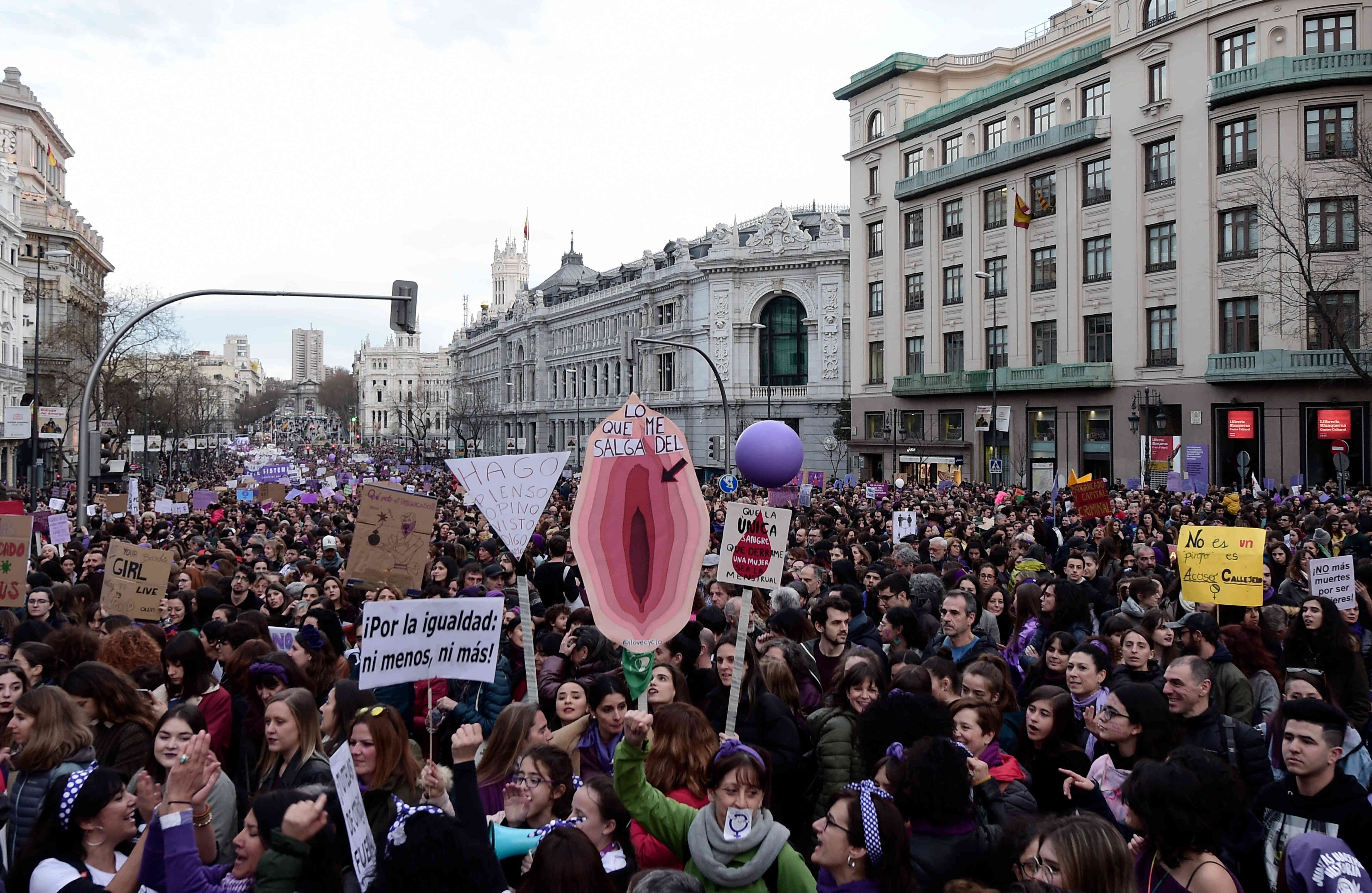 Una multitud marcha durante una protesta durante el Día Internacional de la Mujer en Madrid, el 8 de marzo de 2020 (Foto: Óscar del Pozo / AFP)