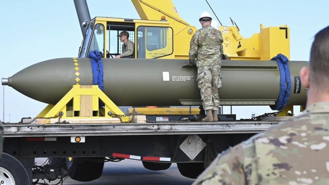 La GBU-57 siendo inspeccionada en la Base Aérea de Whiteman de Missouri, en 2023.