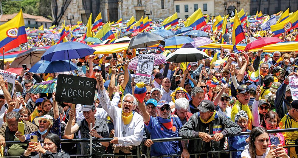 Miles de ciudadanos se manifestaron en contra de Petro.