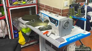 Fabrica ilegal de uniformes encontrada por el Ejército y la Fiscalía.