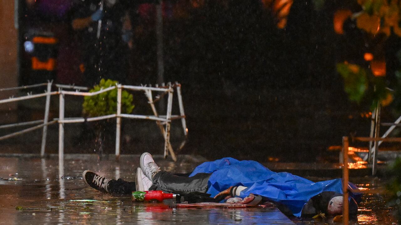 Los cuerpos de dos de las siete víctimas de un ataque armado permanecían afuera de una funeraria en Ciudad de Guatemala, el 30 de julio de 2025. El hecho, vinculado a disputas entre pandillas, dejó siete muertos y 13 heridos. (Foto de JOHAN ORDONEZ / AFP)