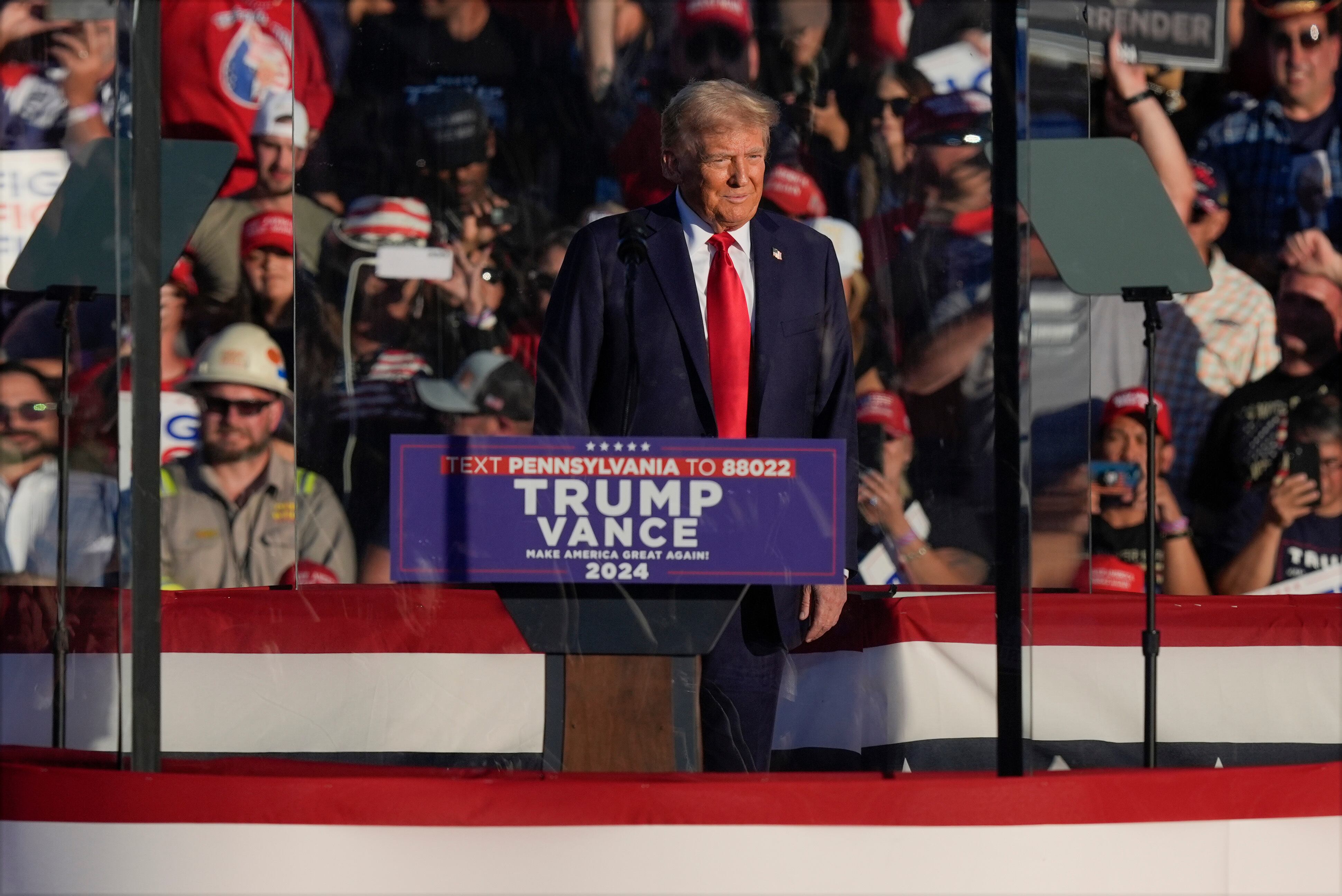 El expresidente Donald Trump, candidato presidencial republicano, llega a un mitin de campaña en Butler Farm Show, el sábado 5 de octubre de 2024, en Butler, Pensilvania (Foto AP/Julia Demaree Nikhinson)