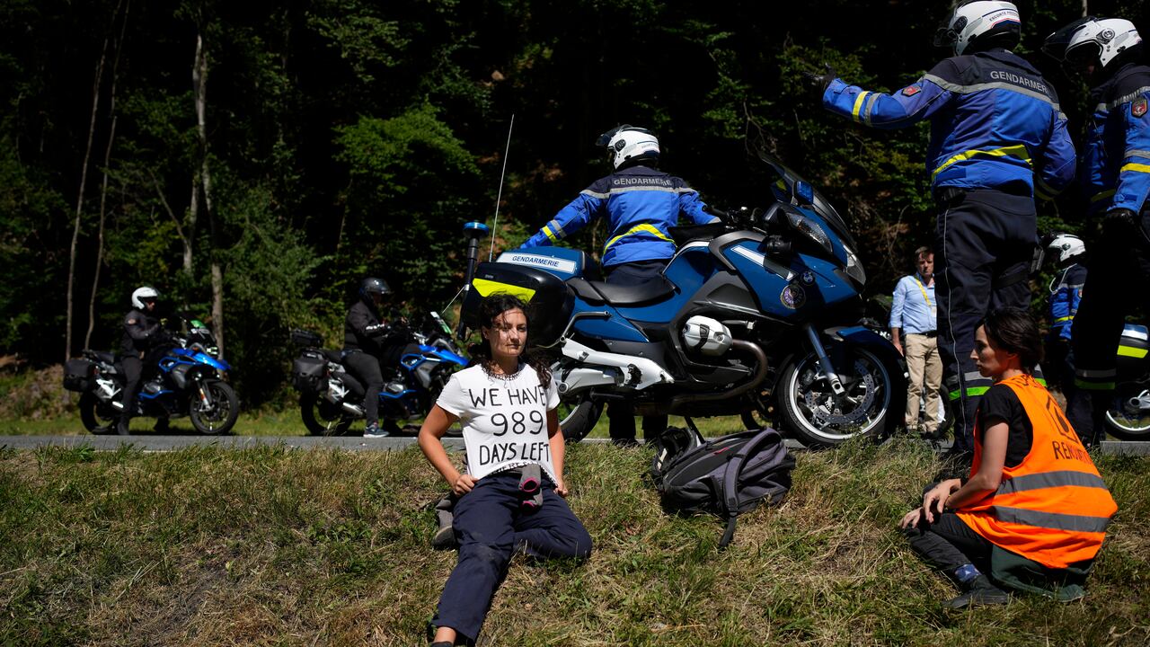La carrera estuvo detenida por algunos minutos, mientras la policía retiraba a los protestantes