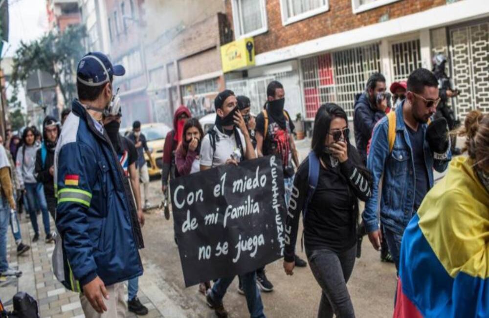 Los estudiantes marchaban pacíficamente por la calle 19 con carrera 4 pidiendo mejores garantías educativas.  La pancarta que sostiene este joven fue dejada en el lugar exacto donde Dilan cayó tras el disparo de un policía del escuadrón antidisturbios. Foto: Mauricio Morales.