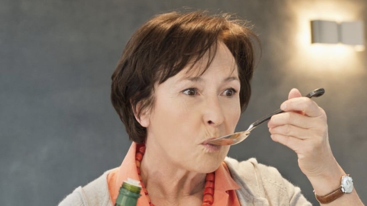 Ingerir aceite de oliva con limón en ayunas trae grandes beneficios al organismo.