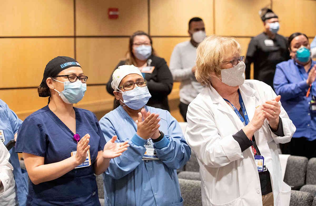American Airlines y Hyatt sorprenden a los trabajadores de la salud en los hospitales NYC Health / Elmhurst con vacaciones de cortesía. Las enfermeras de Elmhurst celebran con una ovación de pie y gritan: "¡Elmhurst Strong!" en Queens, Nueva York, el 8 de mayo de 2020. Foto: Business Wire / AP