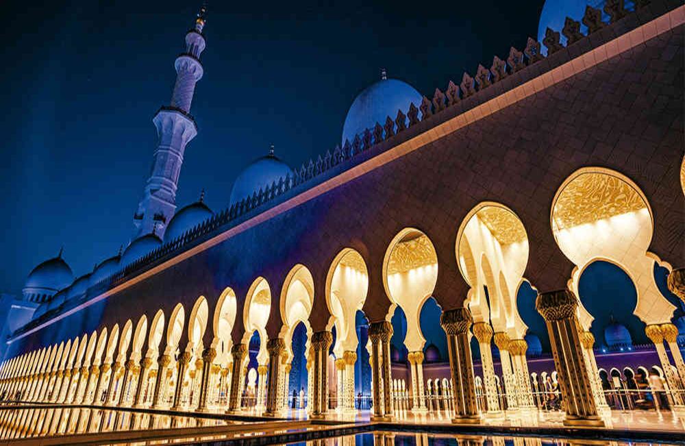Exterior de la mezquita Sheikh Zayed Bin Sultan Al Nahayan, en Abu Dabi, donde yacen los restos del primer presidente de los EAU.