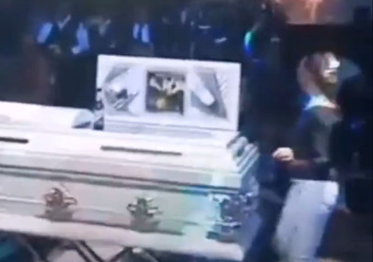 Una mujer baila al lado de un féretro en una discoteca en El Salvador