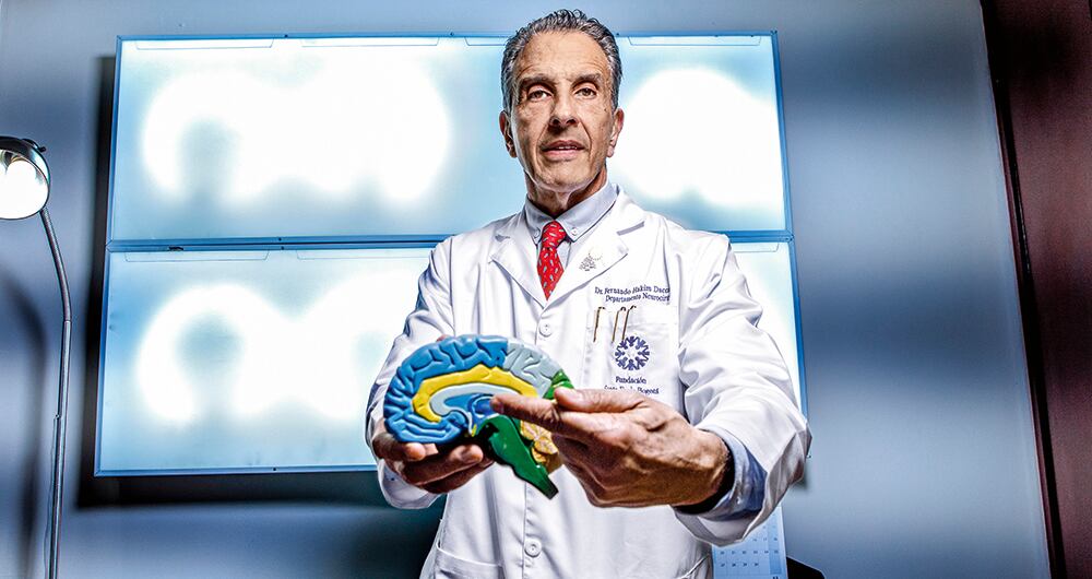 El doctor Fernando Hakim es un prestigioso neurocirujano, experto en hidrocefalia, enfermedad de Chiari, tumores cerebrales y espinales, trauma de columna y cirugía vascular.