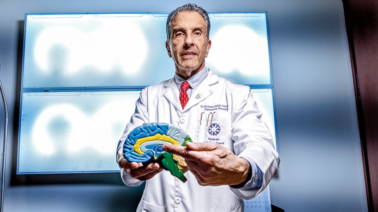El doctor Fernando Hakim es un prestigioso neurocirujano, experto en hidrocefalia, enfermedad de Chiari, tumores cerebrales y espinales, trauma de columna y cirugía vascular.