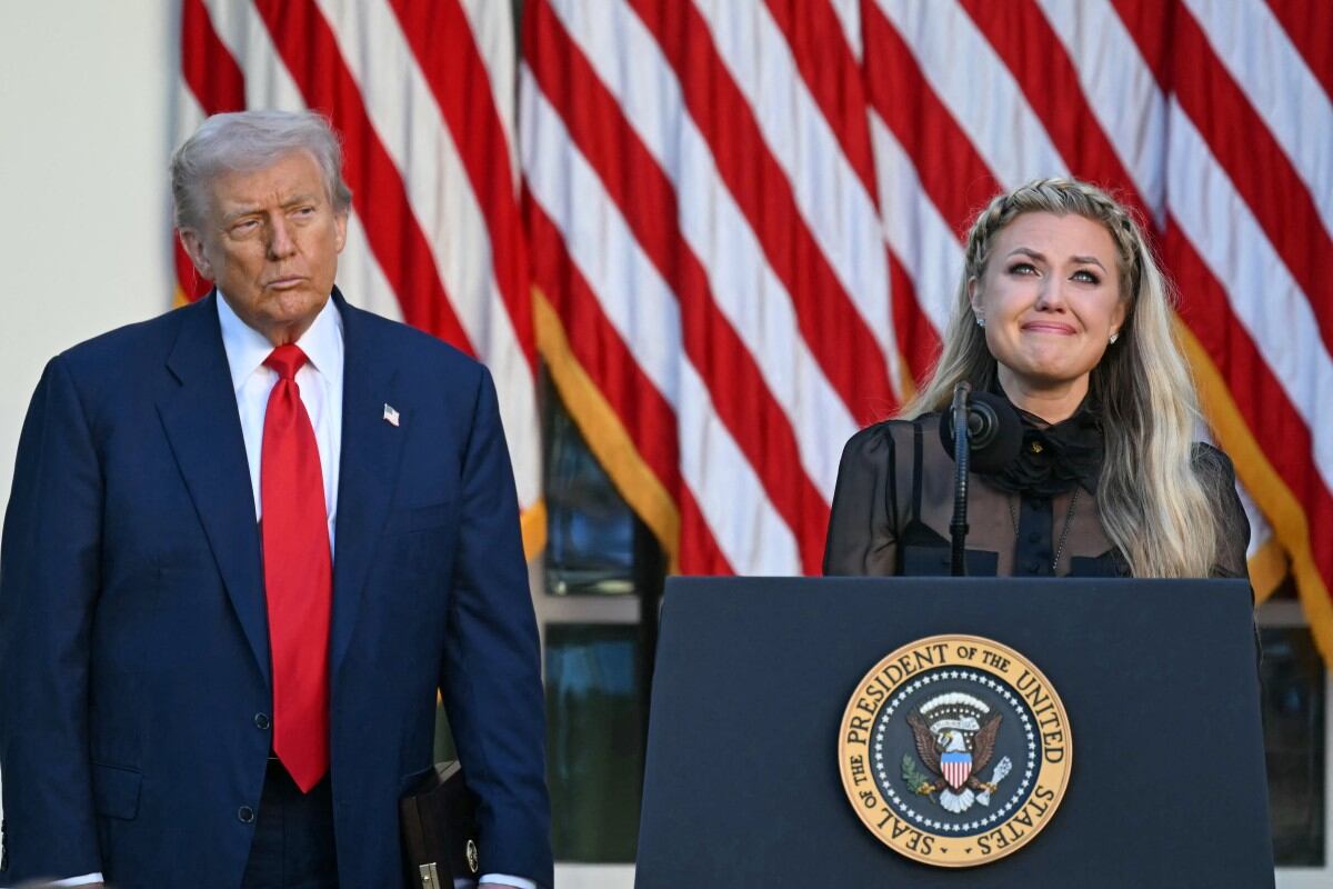 El presidente estadounidense Donald Trump y Erika Kirk, viuda de Charlie Kirk, participan en la Ceremonia de la Medalla de la Libertad en honor al difunto activista de derecha estadounidense Charlie Kirk