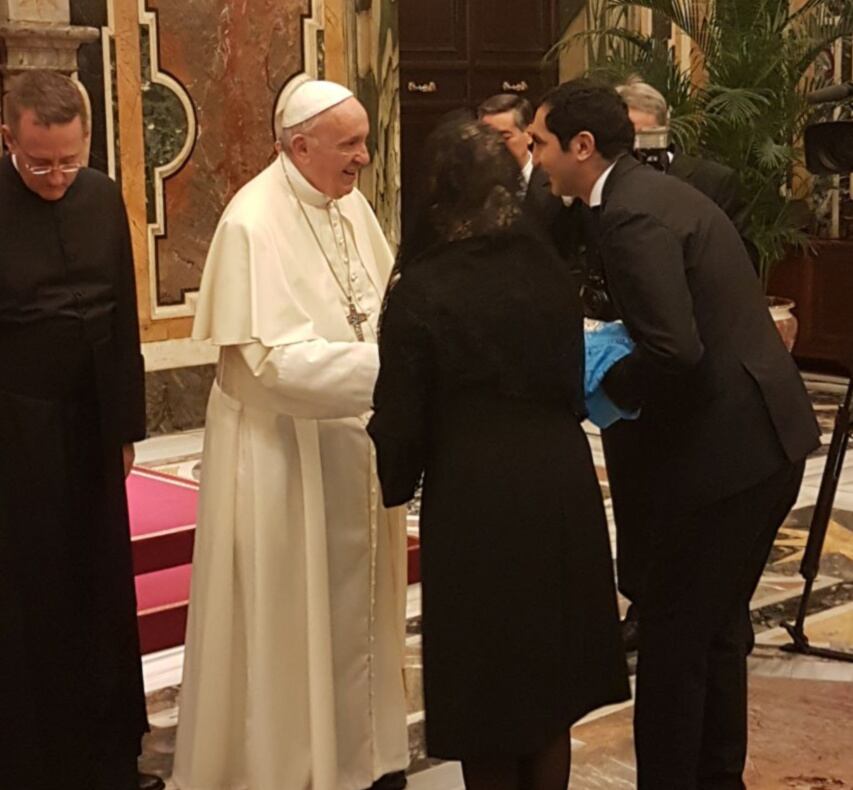 David Barguil, junto a su madre, visitando al papa Francisco en 2017.
