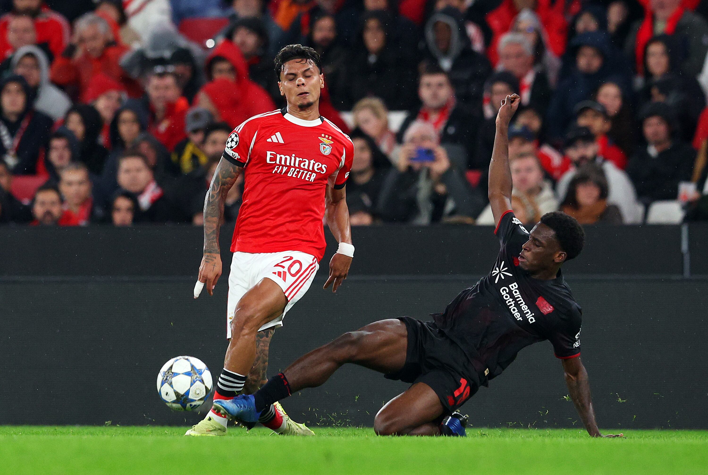 Richard Ríos en el juego entre Benfica y Bayer Leverkusen por Champions.