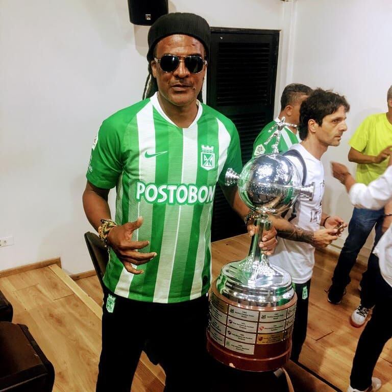 Jhon Jairo Tréllez posa con la Copa Libertadores del año 1989
