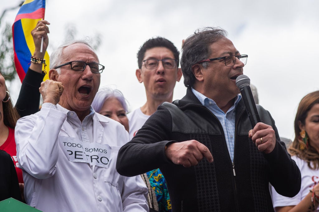 El presidente de Colombia, Gustavo Petro, dando un discurso en Bogotá, el 7 de junio de 2023. A su derecha, Guillermo Alfonso Jaramillo, su ministro de Salud  (Photo by Sebastian Barros/NurPhoto via Getty Images)
