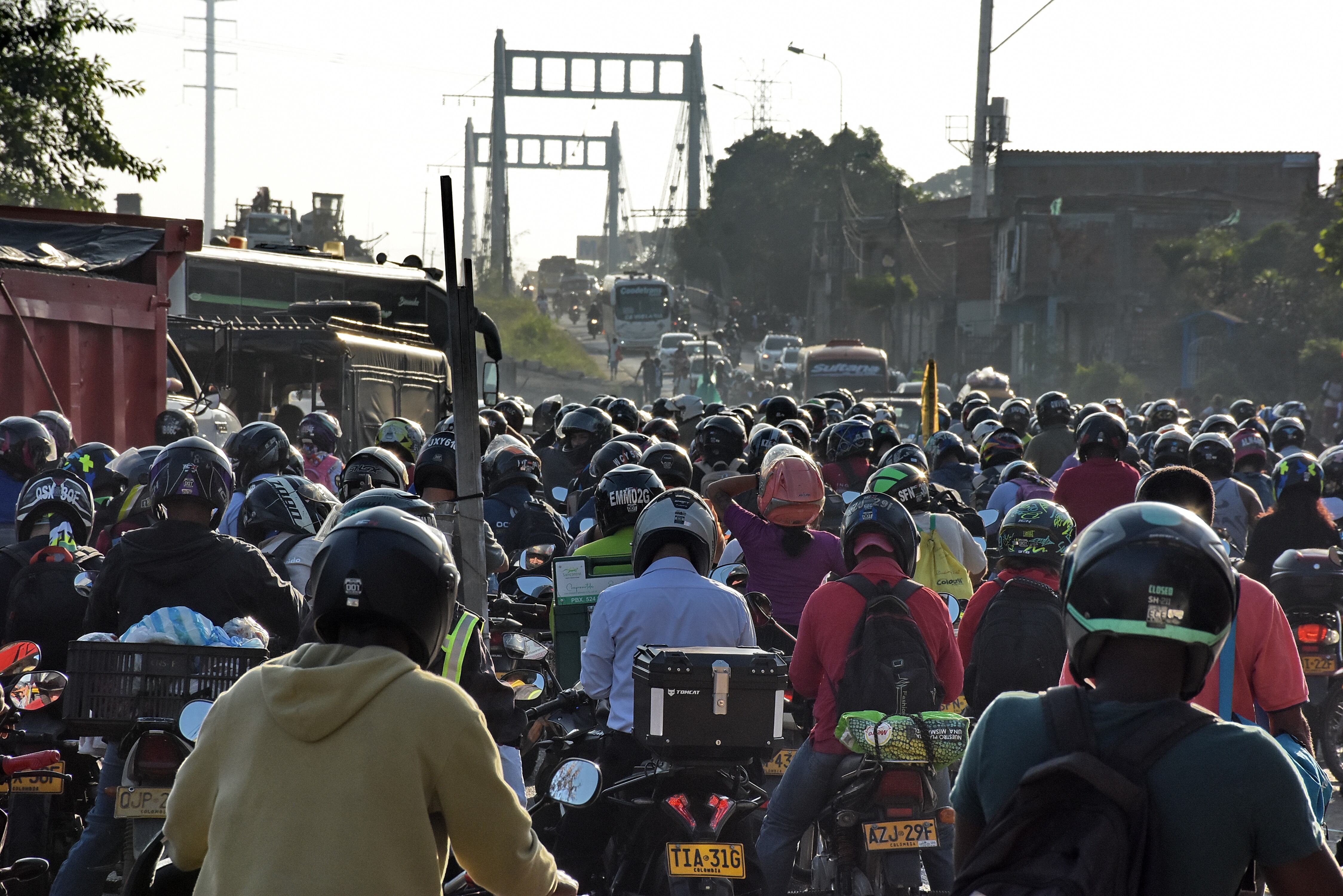 Continúan los trancones en la Vía Candelaria, esto debido al gran flujo de vehículos (Motos y Carros) que ingresan a Cali desde el Municipio Vecino, La comunidad reclama con urgencia la habilitación del nuevo puente y así poder lograr descongestionar esta importante vía. Cabe resaltar que los Agentes de tránsito están implementando medidas para lograr una mejor movilidad en el Sector.