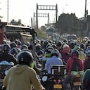 Continúan los trancones en la Vía Candelaria, esto debido al gran flujo de vehículos (Motos y Carros) que ingresan a Cali desde el Municipio Vecino, La comunidad reclama con urgencia la habilitación del nuevo puente y así poder lograr descongestionar esta importante vía. Cabe resaltar que los Agentes de tránsito están implementando medidas para lograr una mejor movilidad en el Sector.