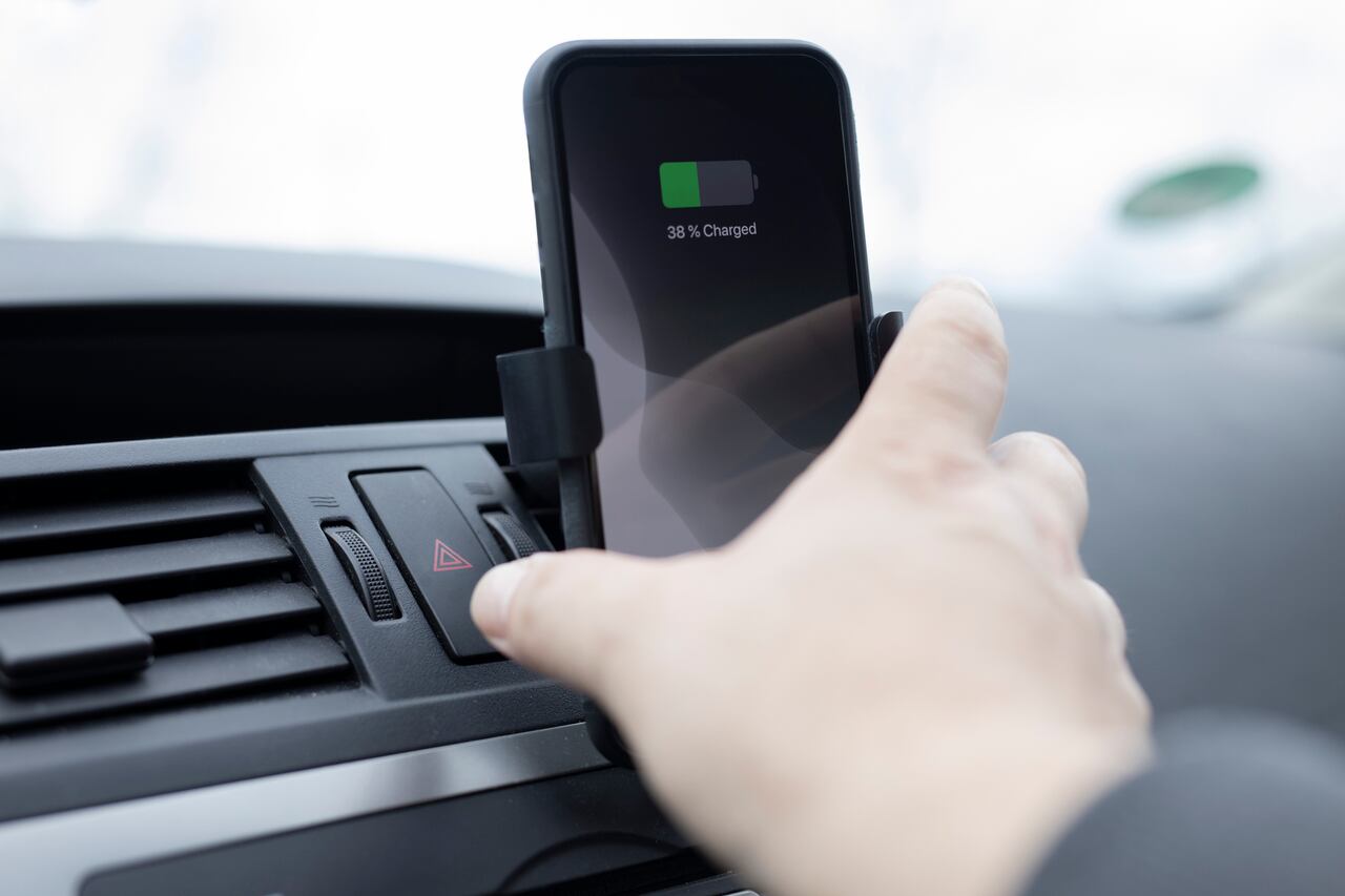 Para carros, expertos recomiendan un cargador inalámbrico con base antideslizante y sujeción para evitar interrupciones.
