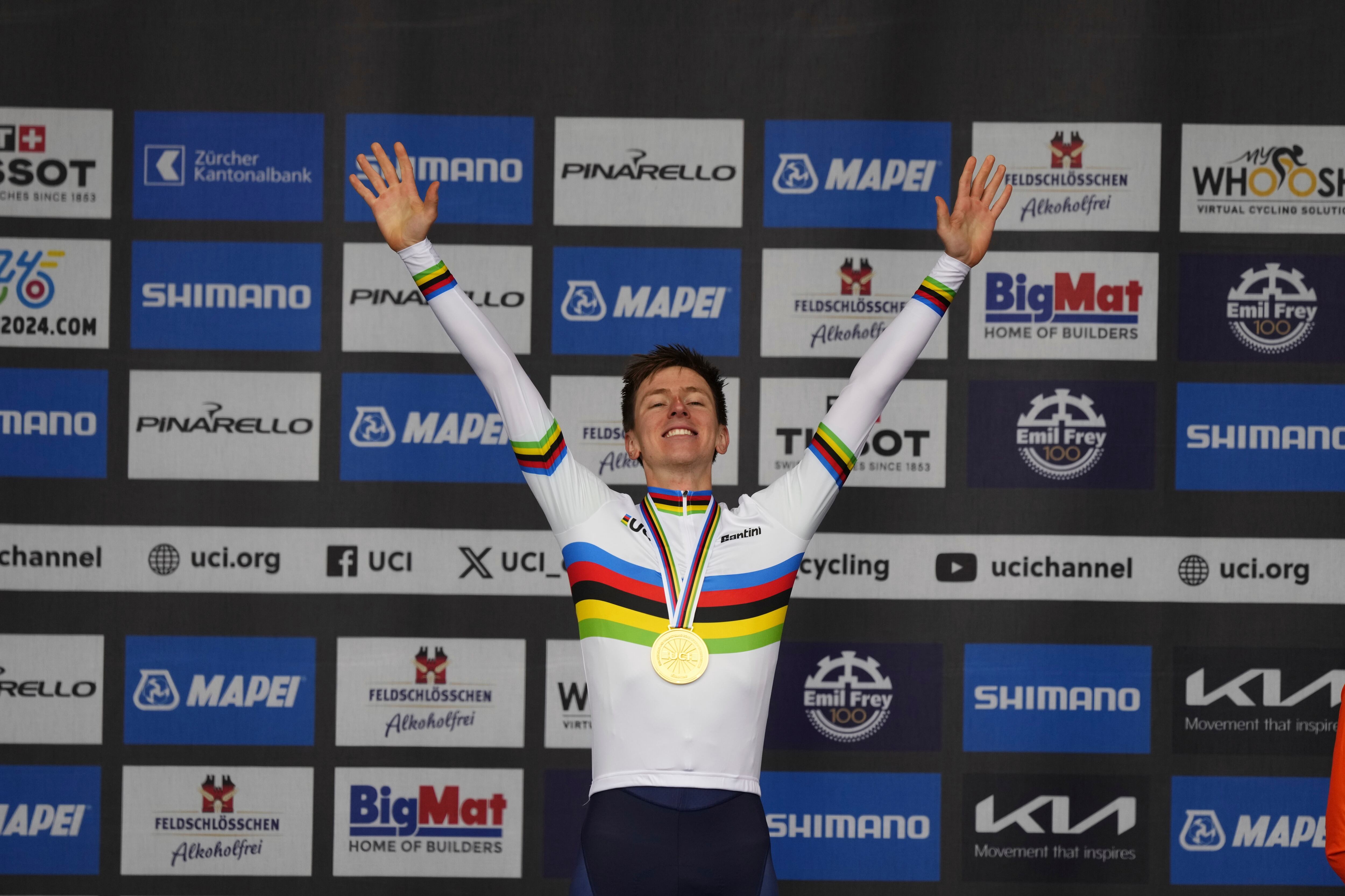 El esloveno Tadej Pogacar, que luce la camiseta arcoíris de campeón del mundo, reacciona tras ganar la carrera de ruta masculina élite del Campeonato Mundial de Ciclismo y Paraciclismo en Ruta en Zúrich, Suiza, el domingo 29 de septiembre de 2024. (Foto AP/Peter Dejong)