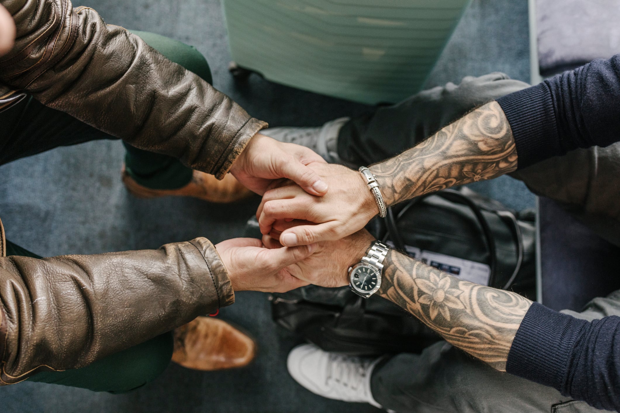 El virus también se propaga en interacciones cercanas al hablar o respirar.