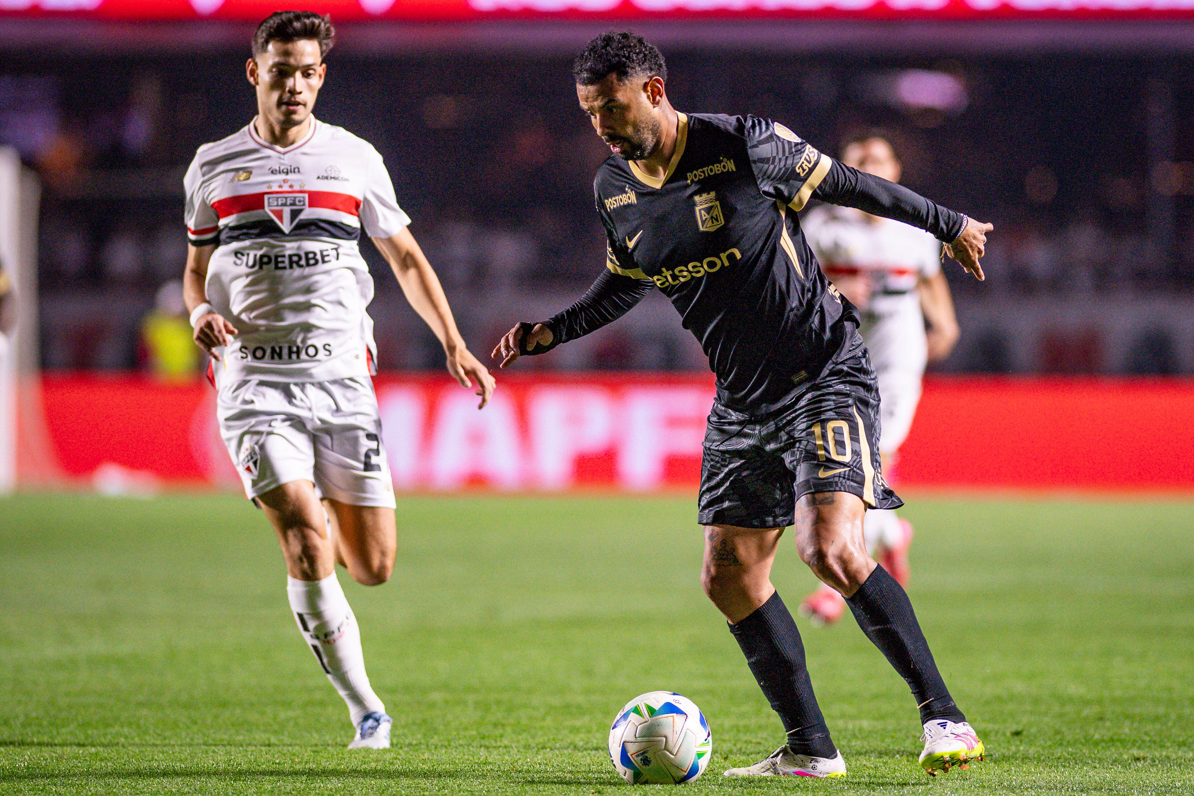 Cardona dejó con diez hombres a Nacional contra Sao Paulo.
