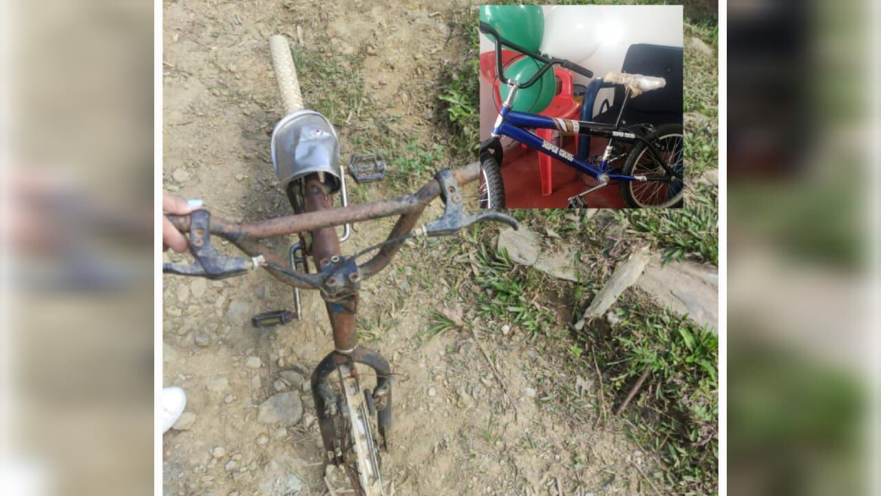 El niño viaja diario en bicicleta para llegar a la escuela