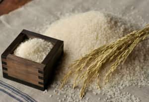 De manera decorativa ubique un tazón con arroz y unas espigas en cualquier lugar de su casa. Esta costumbre data de la Edad Media y se originó en África y Asia debido a que los dos cereales eran los principales cultivos que traían abundancia a estos países. Desde entonces se consideran símbolos de fertilidad, abundancia y prosperidad.