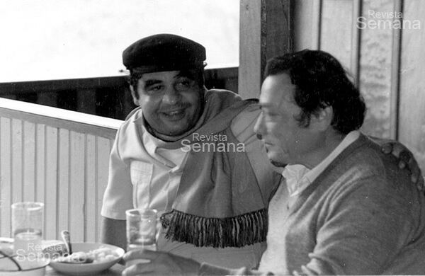 El asesinado dirigente de la Unión Patriótica, Jaime Pardo, en una reunión con Tirofijo, en Casa Verde, en La Uribe, Meta.