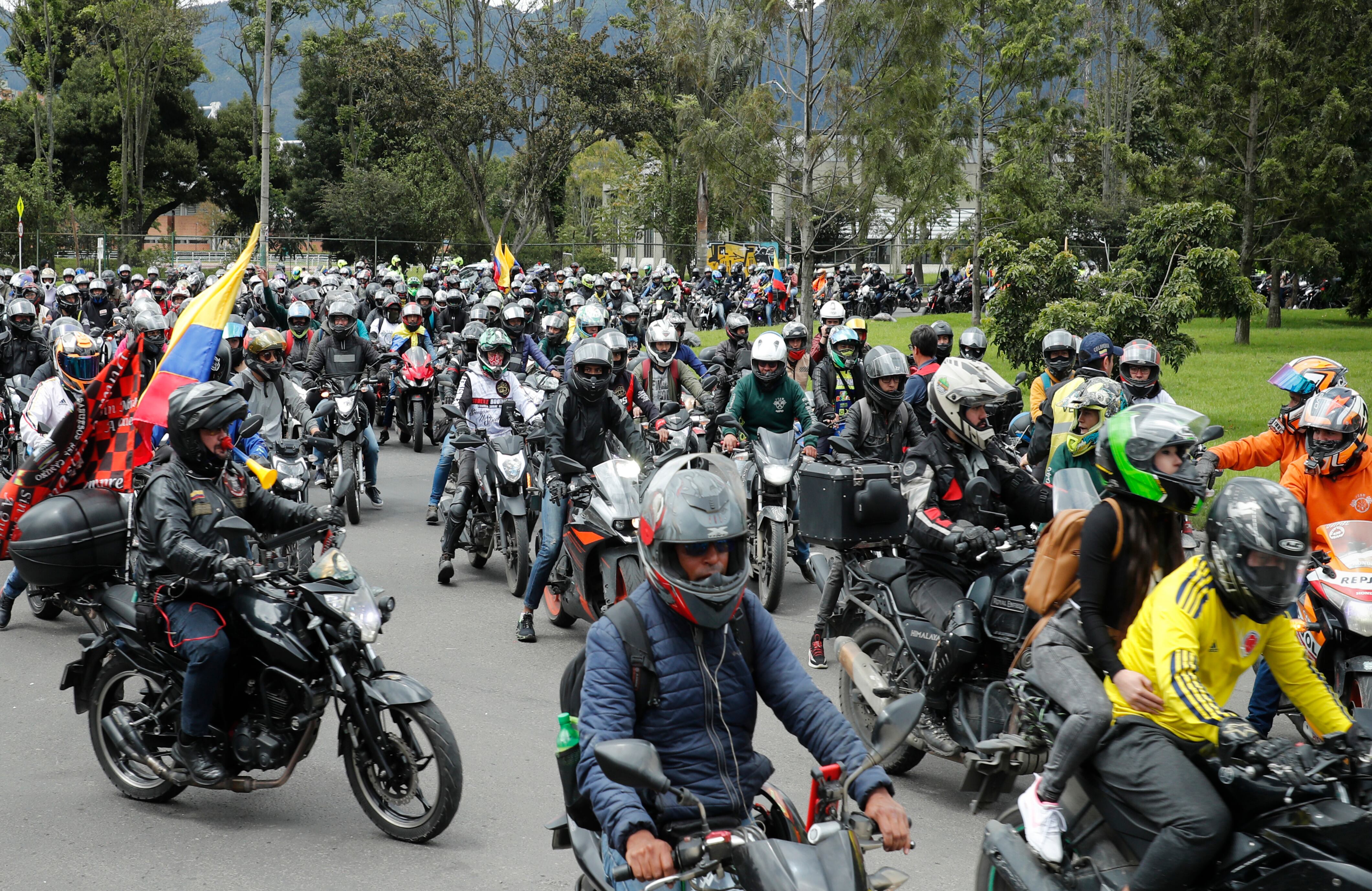 Motociclistas protestan en la capital debido a que la Alcaldía de Bogotá expidió el Decreto 270 de 2022, por medio del cual extiende la restricción del parrillero hombre en la ciudad hasta el próximo 31 de diciembre.
Julio 7 del 2022
Foto Guillermo Torres Reina / Semana
