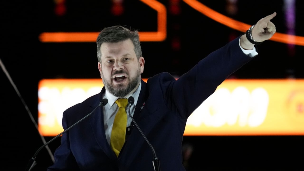 El candidato presidencial Johannes Kaiser, del Partido Libertario Nacional, pronuncia un discurso durante un mitin previo a las próximas elecciones generales, en Santiago de Chile, el miércoles 12 de noviembre de 2025. (Foto AP/Esteban Felix)