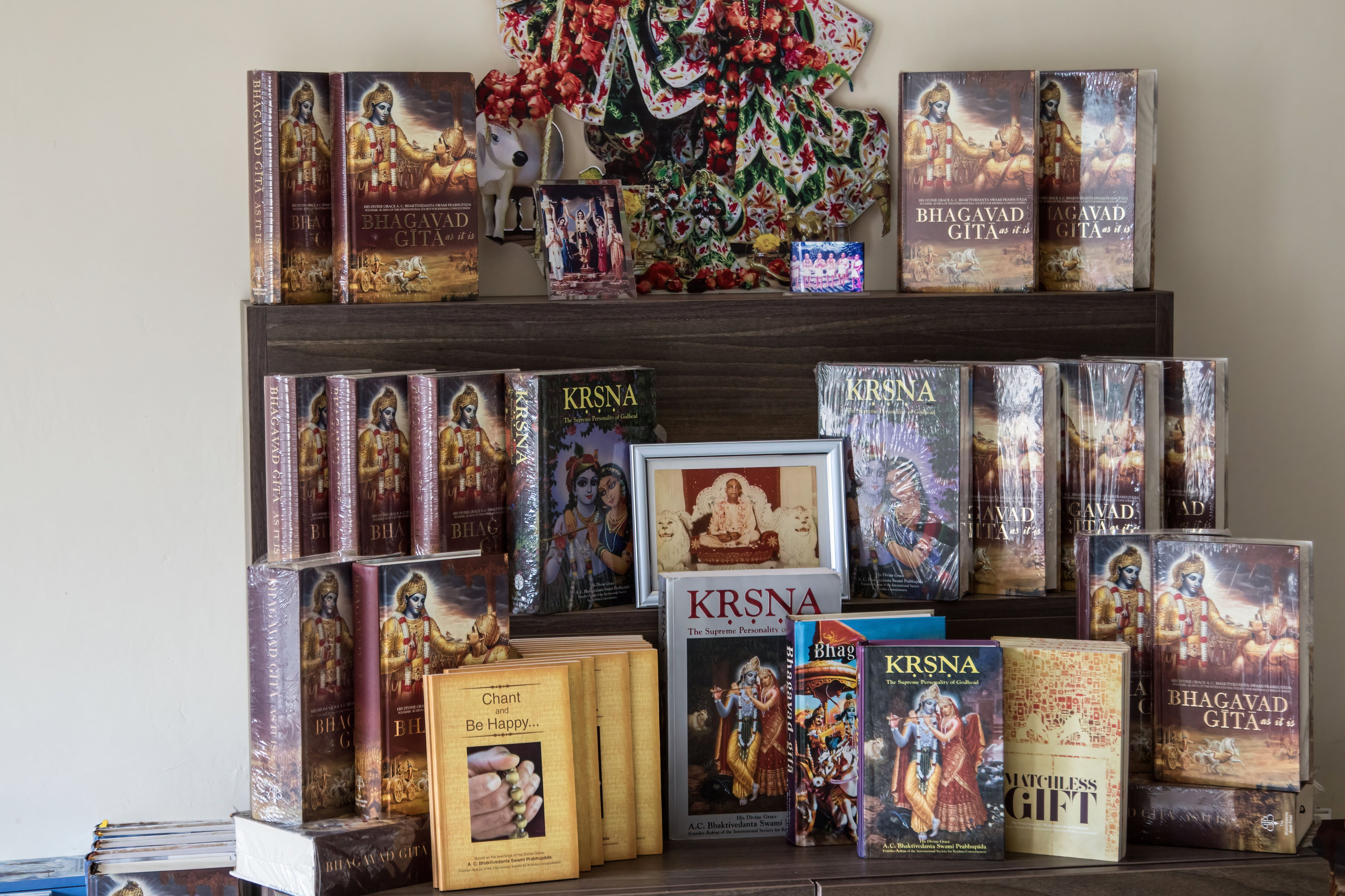 Copias del Bhagavad Gita, el texto sagrado de los hindúes en una estantería en el Centro Nakuru de conciencia Hare Krishna. La Conciencia Hare Krishna, comúnmente conocida como el Movimiento Hare Krishna, una rama del hinduismo, cree que cantar los nombres de Dios es una forma poderosa de meditación y debe cantarse en las calles para que otros se beneficien. Los devotos de Hare Krishna no comen carne, creen que los animales son hijos de Krishna, creados por Dios, y no deben ser lastimados. (Foto de James Wakibia/SOPA Images/LightRocket vía Getty Images)