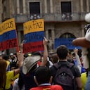 La gente protesta contra la violencia en Colombia con carteles que dicen "Por la paz. Por la vida. Por la democracia". y "Juntos por la Paz", a la izquierda, durante una protesta contra la reciente violencia en este país, en Pamplona, norte de España, el jueves 6 de mayo de 2021. La gente protesta contra el presidente de Colombia, Iván Duque, y los abusos policiales en los últimos días con más de 20 personas que se cree que han muerto. Foto: AP / Alvaro Barrientos.